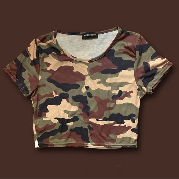 PrettyLittleThing Petite Camo Crop Top - Picture 1 of 3